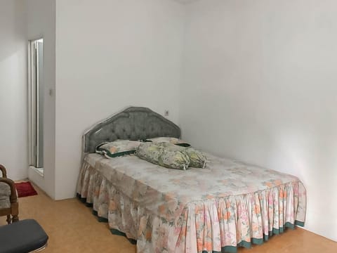 Property building, Bed, Bedroom