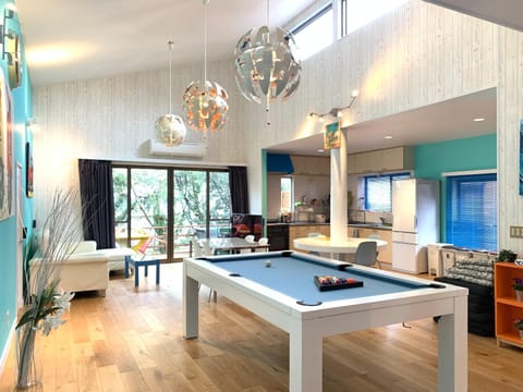 Billiard, Living room, Seating area