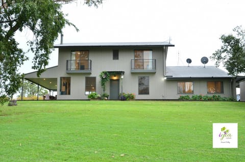 Property building, Facade/entrance, Garden, Garden view