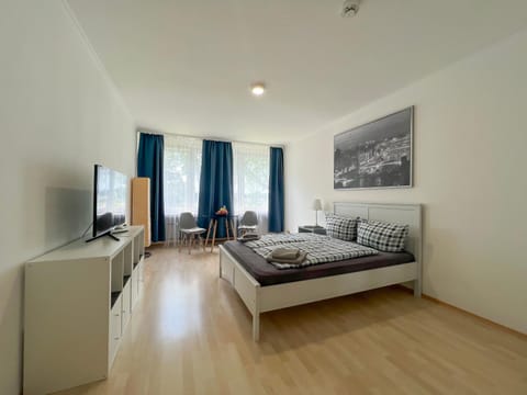 Bed, TV and multimedia, Dining area, Bedroom, towels
