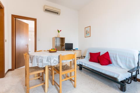 Living room, Photo of the whole room, Dining area, air conditioner