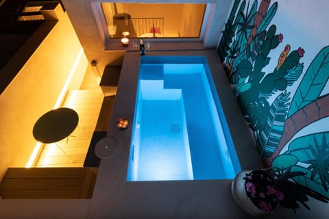 Swimming pool, Swimming pool