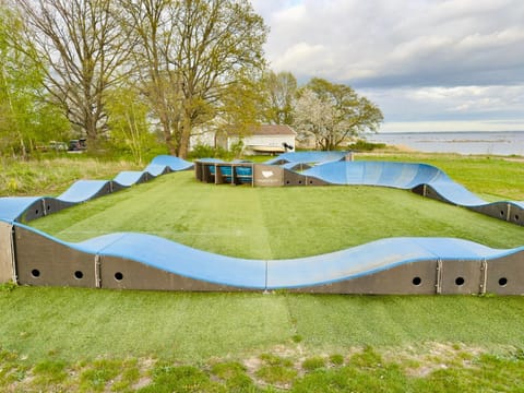 Toppmodernt litet hus nära Kalmar slott och havet House in Kalmar County, Sweden