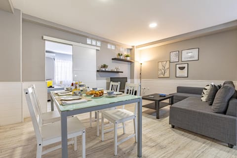 TV and multimedia, Living room, Seating area, Dining area, Breakfast, air conditioner