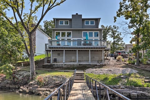 Boat Dock, Furnished Deck! Lakefront Ozarks Home House in Village Four Seasons