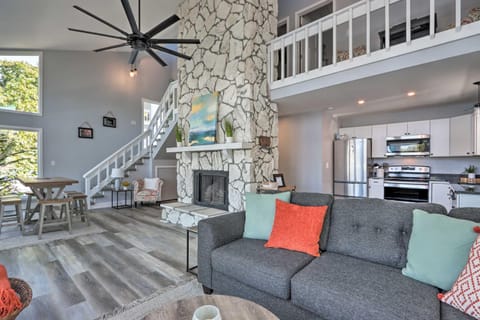 Boat Dock, Furnished Deck! Lakefront Ozarks Home House in Village Four Seasons