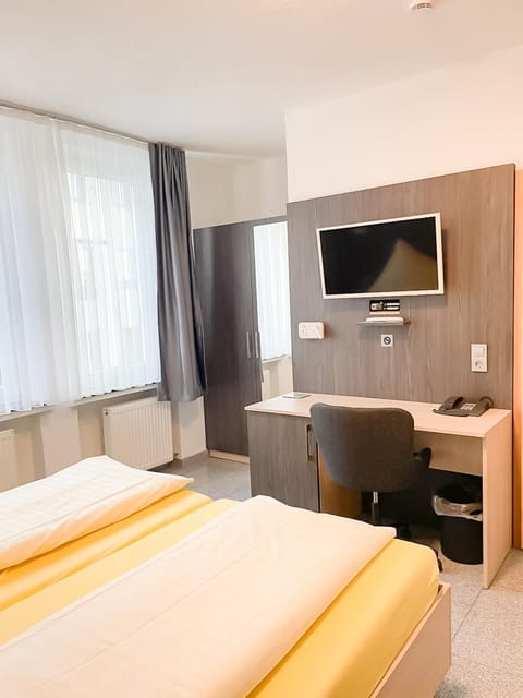Bed, TV and multimedia, Bedroom, wardrobe
