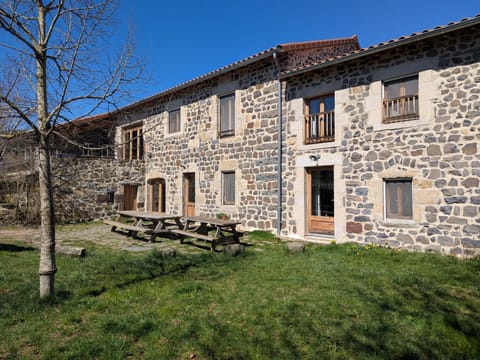 Maison de caractère avec grand terrain, proche d'Arlempdes, labels ECOGÎTE et Tourisme & Handicap - FR-1-582-118 House in Auvergne-Rhône-Alpes