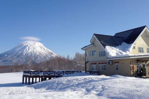 Property building, Nearby landmark, Day, Natural landscape, Winter, Mountain view