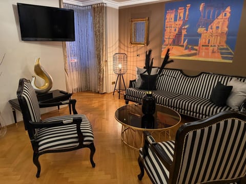 TV and multimedia, Living room, Seating area, Evening entertainment