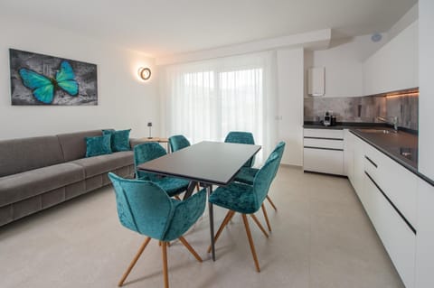 Kitchen or kitchenette, Living room, Seating area, Dining area