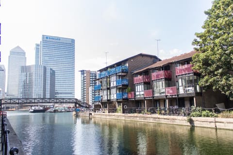 Property building, Nearby landmark, Neighbourhood, City view, River view