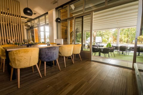 Restaurant/places to eat, Banquet/Function facilities