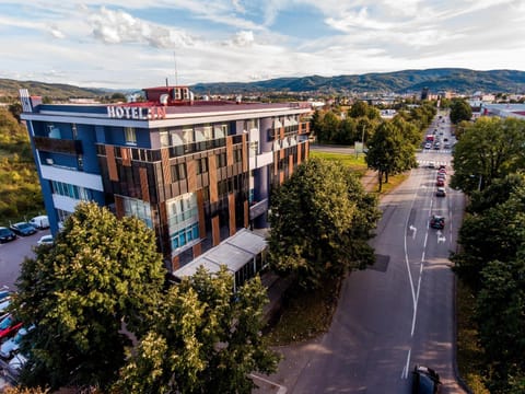 Property building, Facade/entrance, Property logo or sign, Neighbourhood, Bird's eye view, Balcony/Terrace