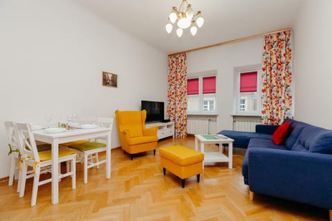 Bed, TV and multimedia, Living room, Seating area, Dining area