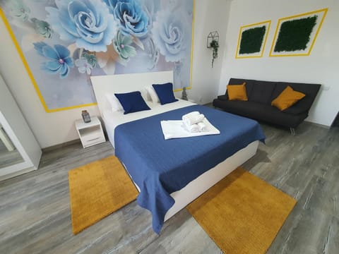 Bed, Living room, Other, Photo of the whole room, Decorative detail, Dining area, Bedroom