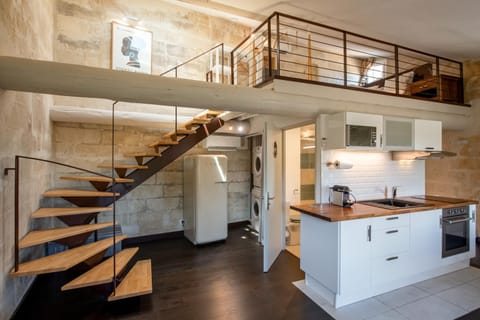 Coffee/tea facilities, Kitchen or kitchenette, stove, washing machine, dryer