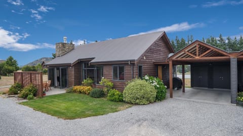 Facade/entrance, BBQ facilities, Balcony/Terrace, Garden view, Mountain view