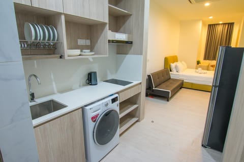 Bed, Kitchen or kitchenette, Living room, Seating area, Bedroom, pet friendly, stove, towels, washing machine, dryer