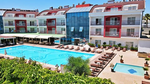 Property building, Patio, Day, Pool view, Swimming pool, sunbed