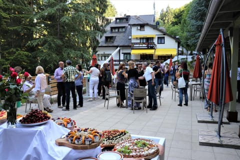 Restaurant/places to eat, Off site, Balcony/Terrace, Decorative detail, Lake view