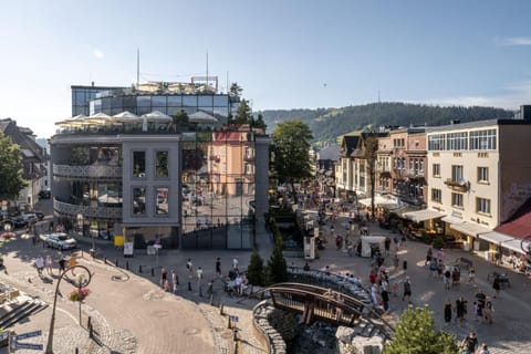Nearby landmark, Neighbourhood, City view, Street view