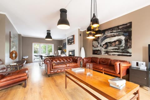Communal lounge/ TV room, TV and multimedia, Living room, Seating area, Dining area, Evening entertainment
