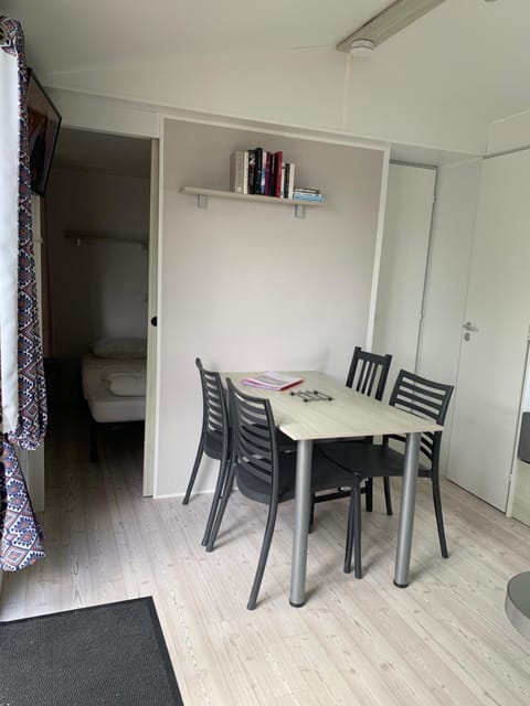 Mobil Home 10 M et Mme COLAS Campground/ 
RV Resort in Normandy