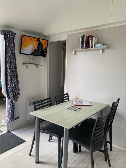 Mobil Home 10 M et Mme COLAS Campground/ 
RV Resort in Normandy