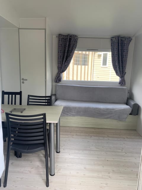 Mobil Home 10 M et Mme COLAS Campground/ 
RV Resort in Normandy