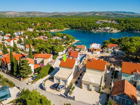 Property building, Natural landscape, Bird's eye view, Beach, Sea view, Location, Parking