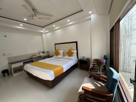 Bed, Photo of the whole room, Seating area, Bedroom
