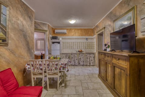 Kitchen or kitchenette, Seating area