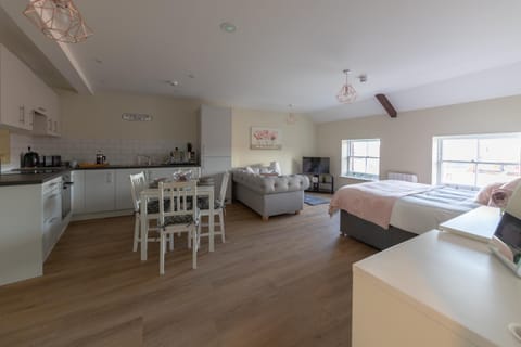 Hereford City Centre - Apartment 9, Isabella House - Modern Apartment In The Heart of The City - Sleeps 4 Guests - Hosted by RENTMYHOUSE Apartment in Hereford
