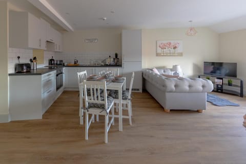 Hereford City Centre - Apartment 9, Isabella House - Modern Apartment In The Heart of The City - Sleeps 4 Guests - Hosted by RENTMYHOUSE Apartment in Hereford