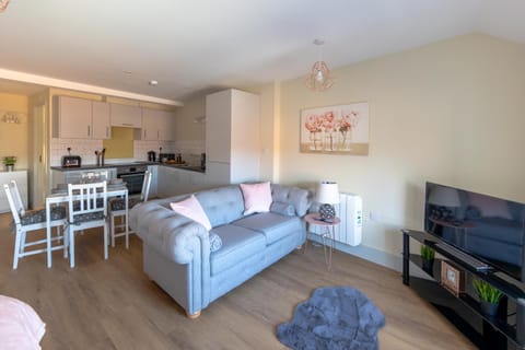 Hereford City Centre - Apartment 9, Isabella House - Modern Apartment In The Heart of The City - Sleeps 4 Guests - Hosted by RENTMYHOUSE Apartment in Hereford