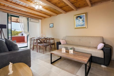 TV and multimedia, Living room, Seating area, Dining area
