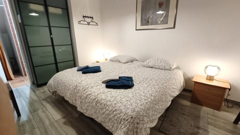 Bed, Photo of the whole room, Animals, Bedroom, Pets, towels, wedding, wedding, wedding