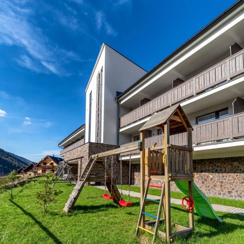 Property building, Nearby landmark, Neighbourhood, Garden view