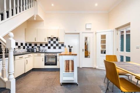 Kitchen or kitchenette, Dining area, dishwasher, minibar, pet friendly, stove, toaster