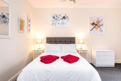 Bed, Bedroom, towels