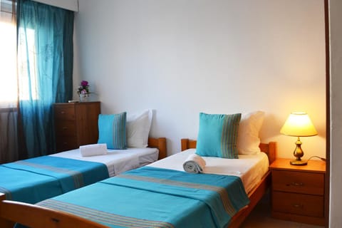 Spring, Bed, Day, Summer, TV and multimedia, View (from property/room), Other, Photo of the whole room, Decorative detail, Seating area, Bedroom, On site, City view, Street view, Area and facilities, young children, older children, group of guests, Family, Quiet street view
