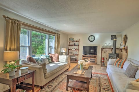 Woodsy Diamond Point Getaway - 5 Mi to Lake George House in Bolton