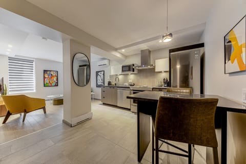Coffee/tea facilities, Living room, Dining area, oven, kitchen, air conditioner