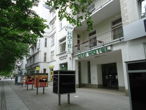 Facade/entrance