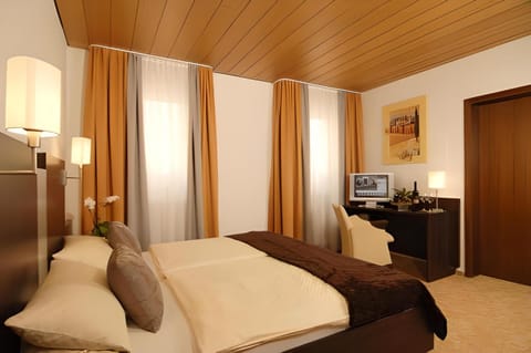 Bed, TV and multimedia, Photo of the whole room, Bedroom, hair dresser