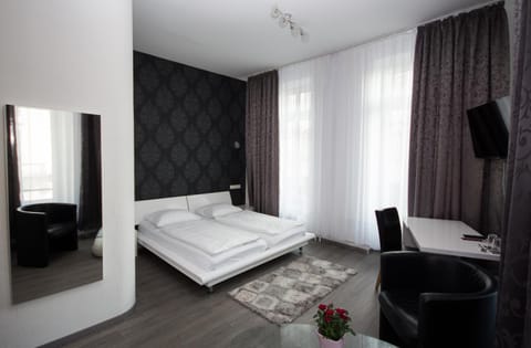 Bed, Day, Photo of the whole room, Seating area, Bedroom, Street view