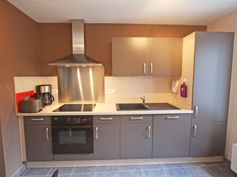 Charmant T2 rénové avec cour privée - centre d'Épinal, proche gare et commodités - FR-1-589-265 Apartment in Vosges