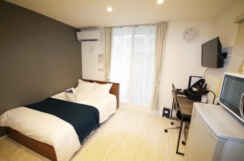 Bed, TV and multimedia, Living room, minibar, air conditioner