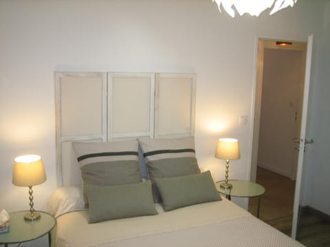 Bed, Photo of the whole room, Decorative detail